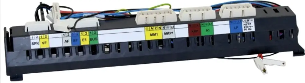 Kabelbaum mit mehreren Anschlüssen und Beschriftungen für die Regelungstechnik, hergestellt von Wolf. Die Kabel sind farblich gekennzeichnet und geordnet.